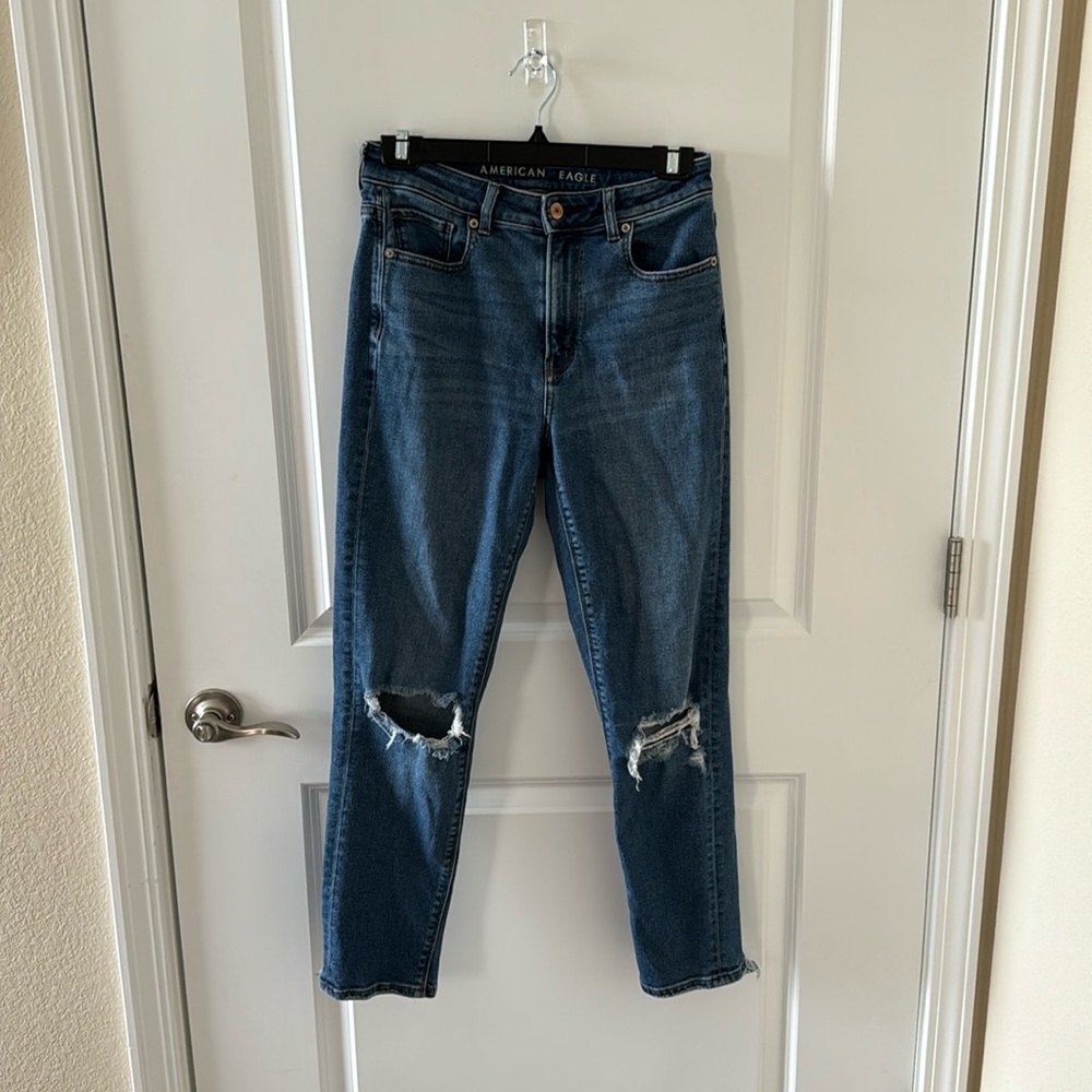 American Eagle Size 2 regular medium wash mom jean distressed